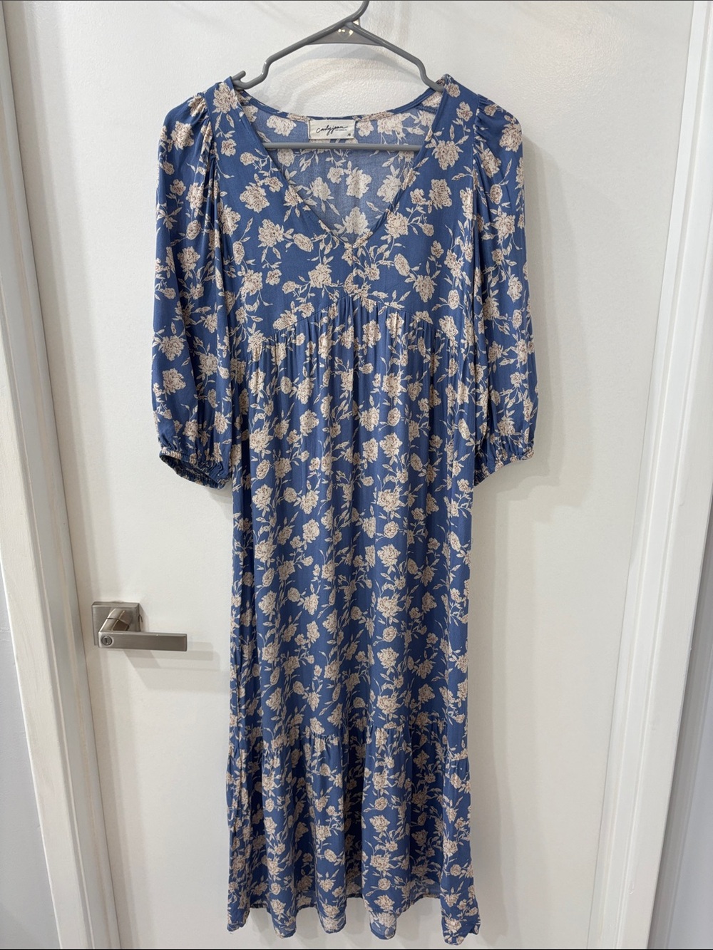 Carly Jean Los Angeles Blue Floral V-Neck Midi Dress with Cream Print XSmall